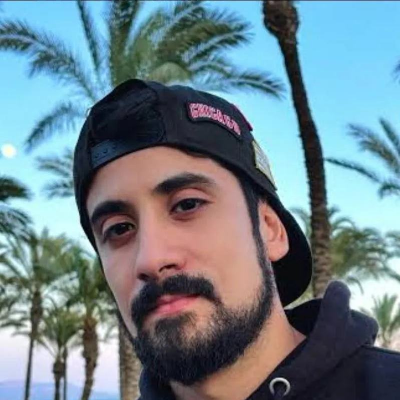 chat with ai character: Javier Cázarez