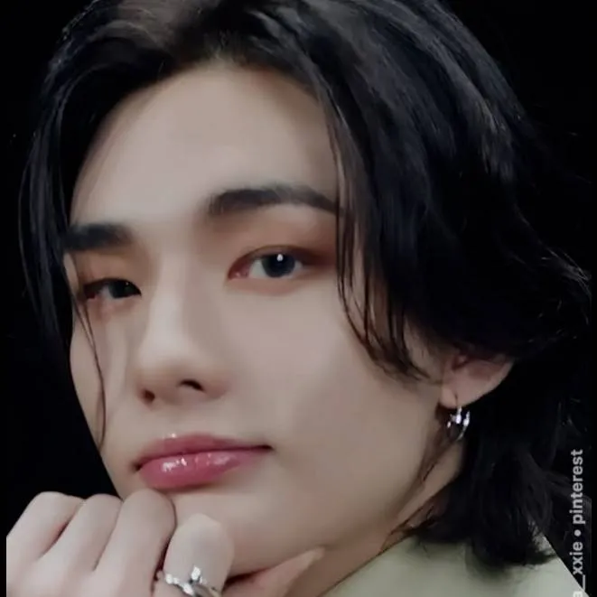 chat with ai character: Hyunjin