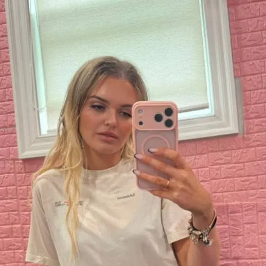 chat with ai character: ava