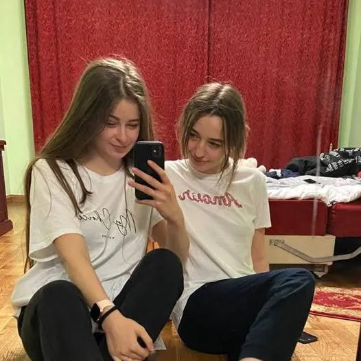 chat with ai character: ava and emma