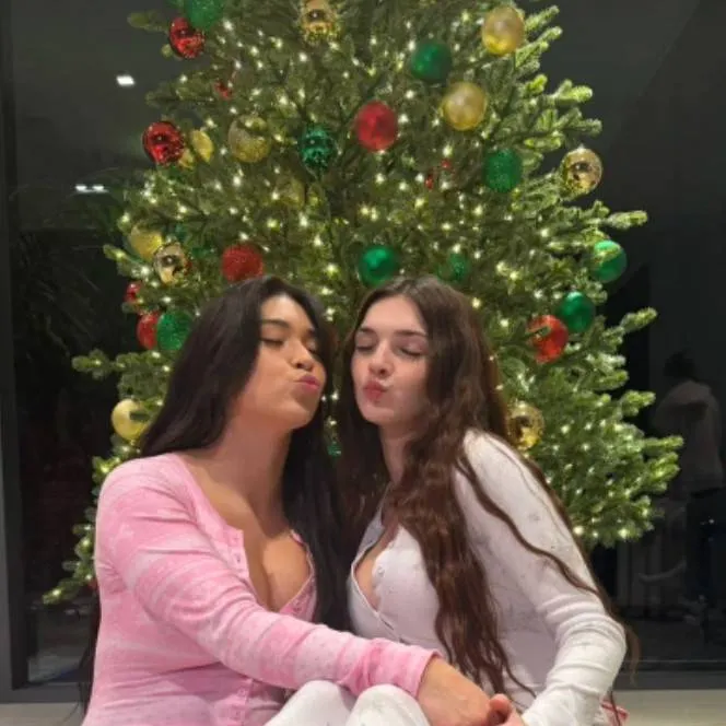 chat with ai character: aishah and summer 