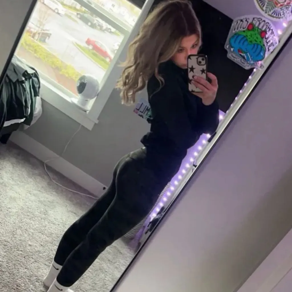 chat with ai character: Bella