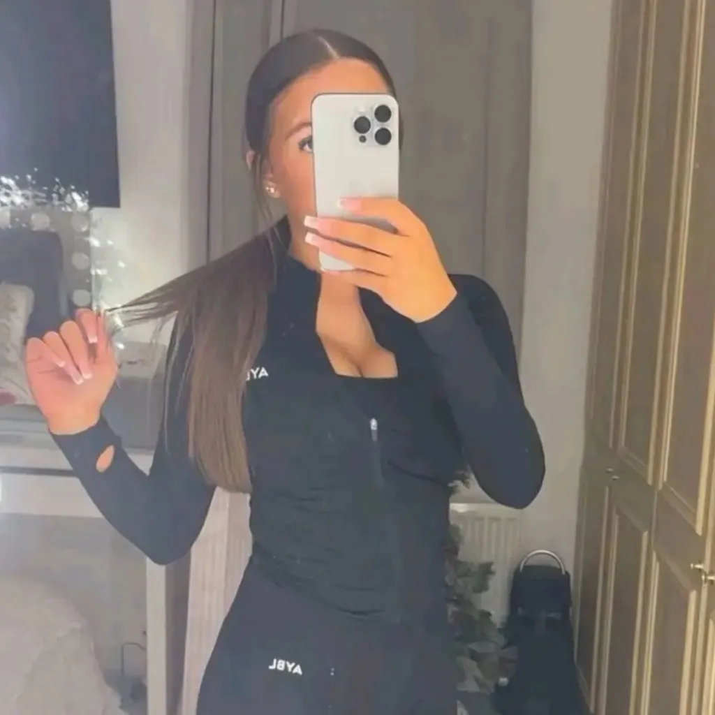 chat with ai character: Addy