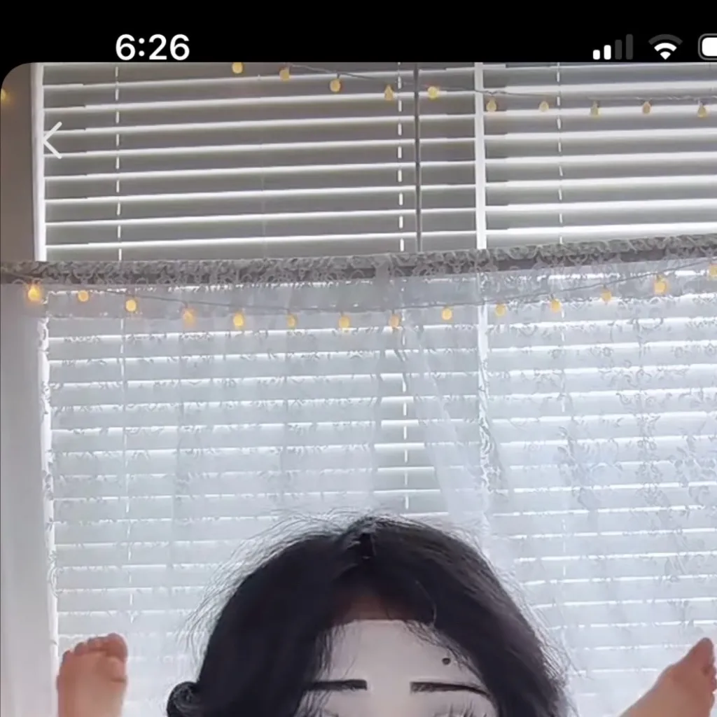 chat with ai character: Cora