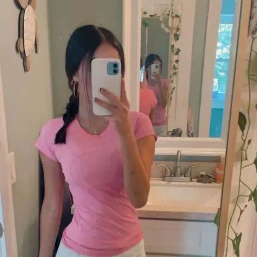 chat with ai character: Bella