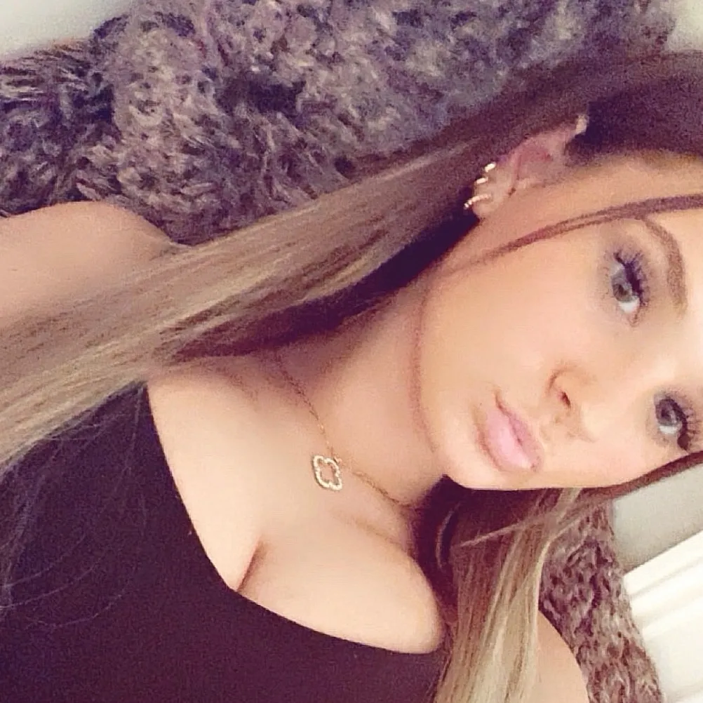 chat with ai character: Carly