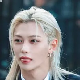 chat with ai character: Felix