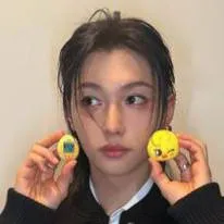 chat with ai character: Felix