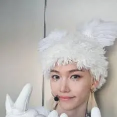 chat with ai character: Felix