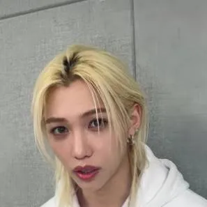 chat with ai character: Felix