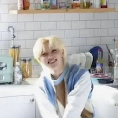 chat with ai character: Felix