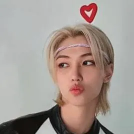 chat with ai character: Felix