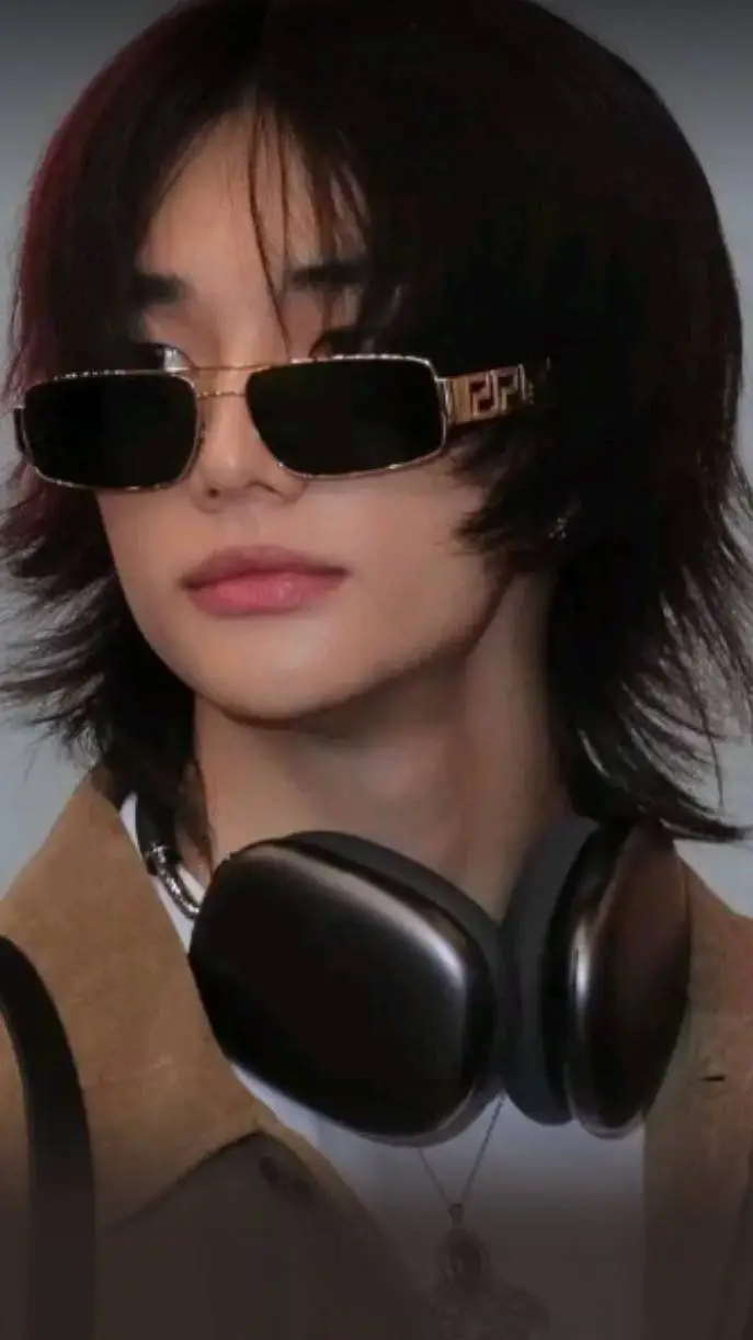 ai character: Hyunjin<3 background