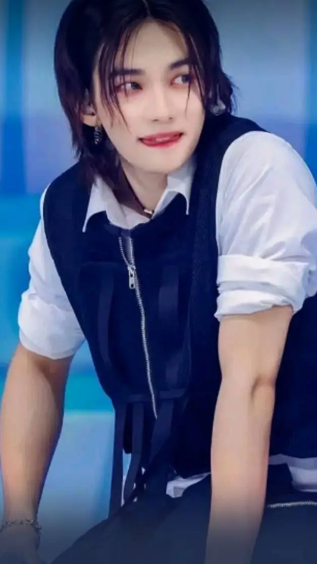 ai character: hyunjin background