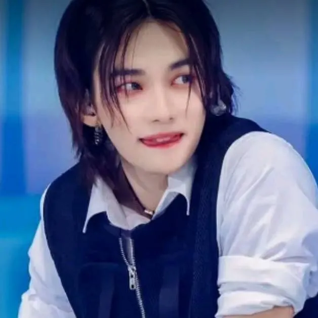 chat with ai character: hyunjin