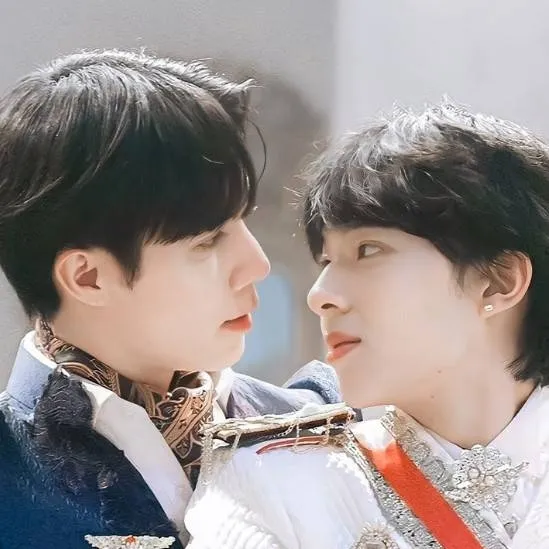 chat with ai character: Royal guard 