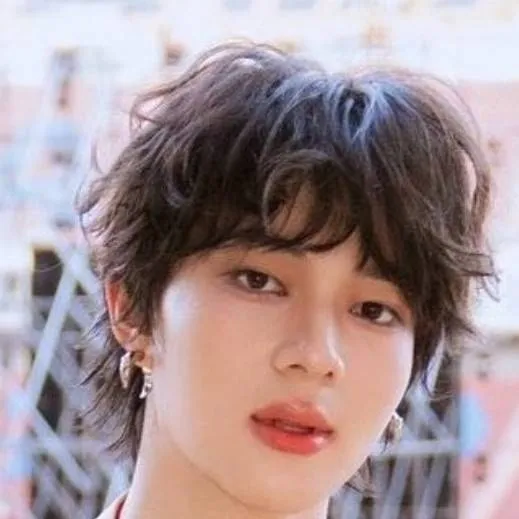 chat with ai character: Innocent prince