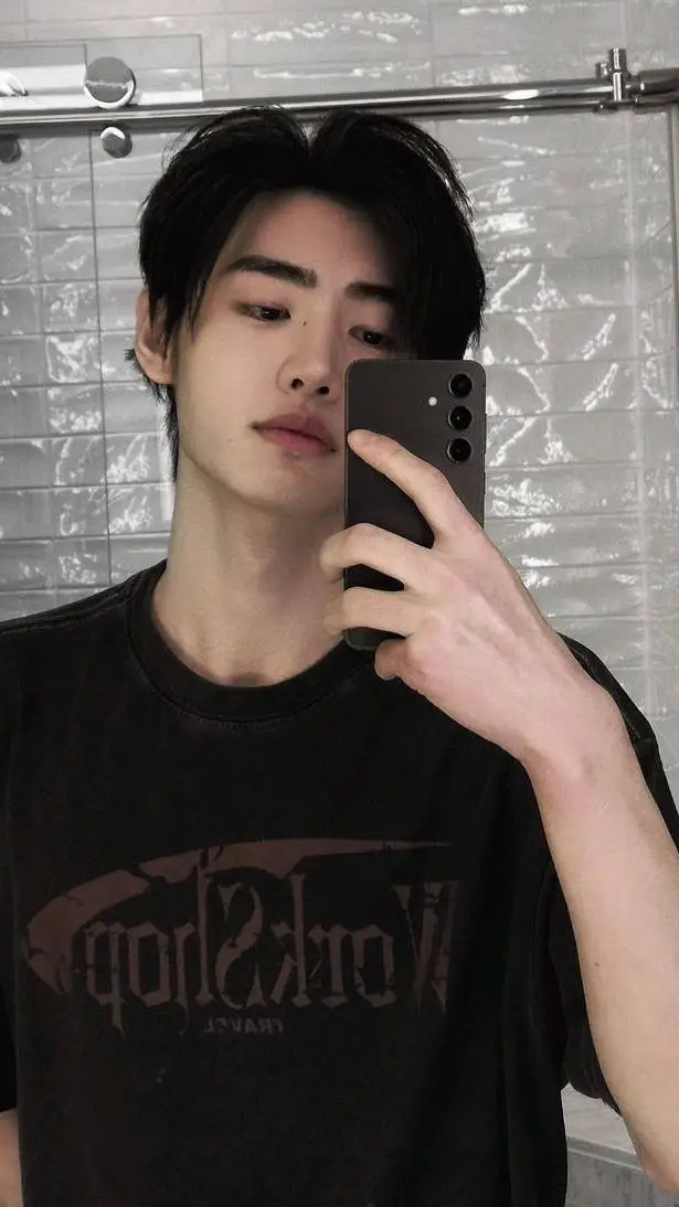 ai character: Sunghoon :D background