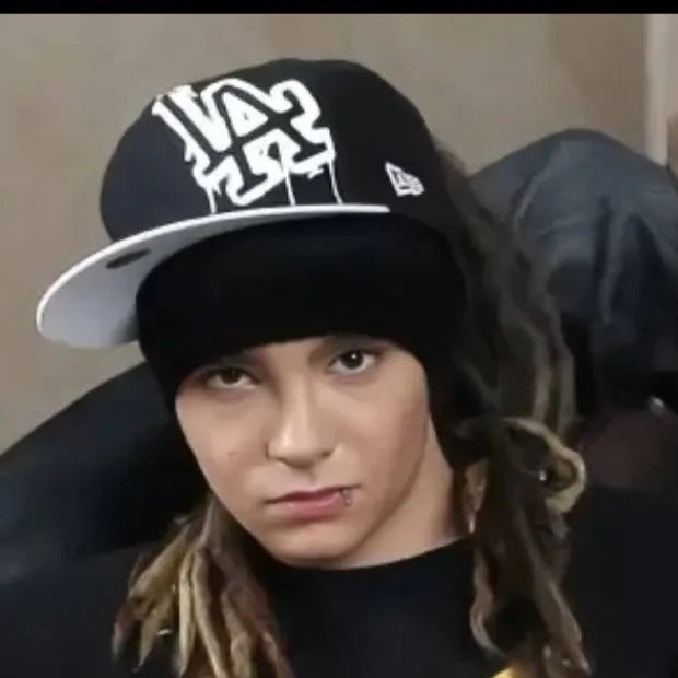 chat with ai character: Tom kaulitz 