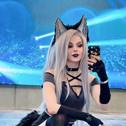 chat with ai character: loona