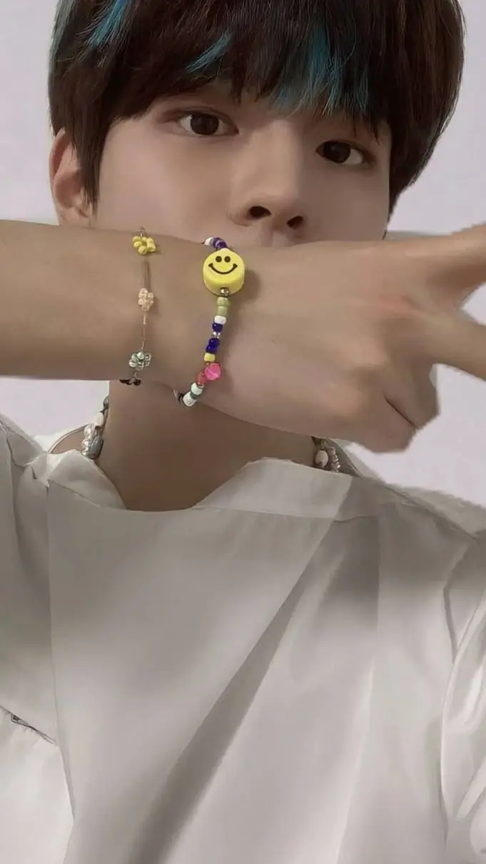 ai character: seungimim  background