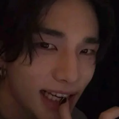 chat with ai character: HWANG HYUNJIN