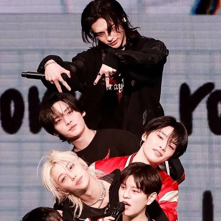 chat with ai character: 🌝STRAY KIDS 🌝