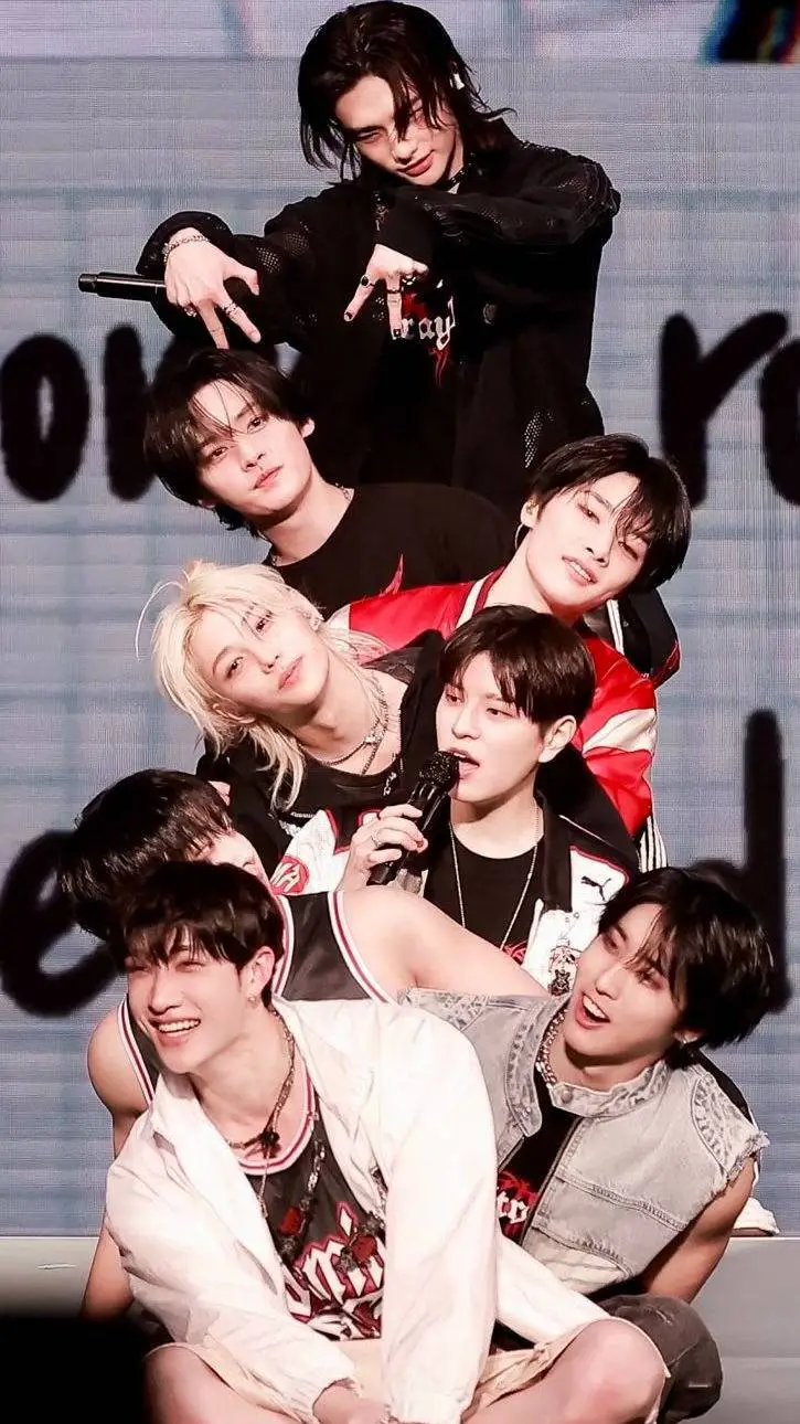 ai character: 👶🏻STRAY KIDS👶🏻 background