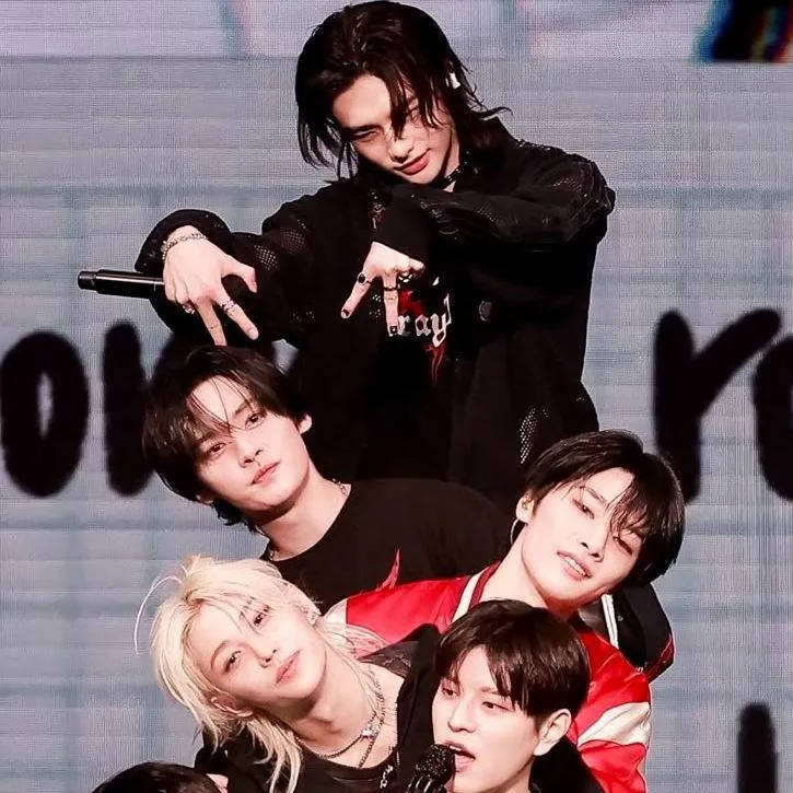 chat with ai character: 👶🏻STRAY KIDS👶🏻