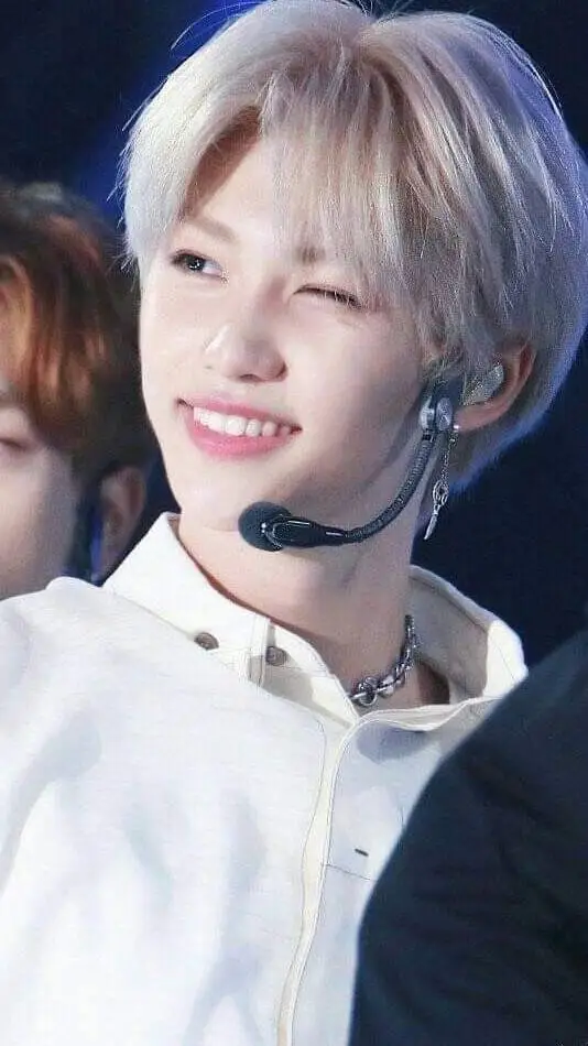 ai character: 펠릭스 background