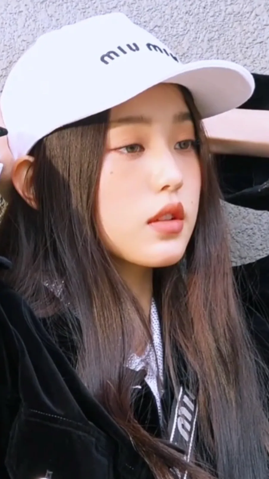 ai character: Wonyoung  background