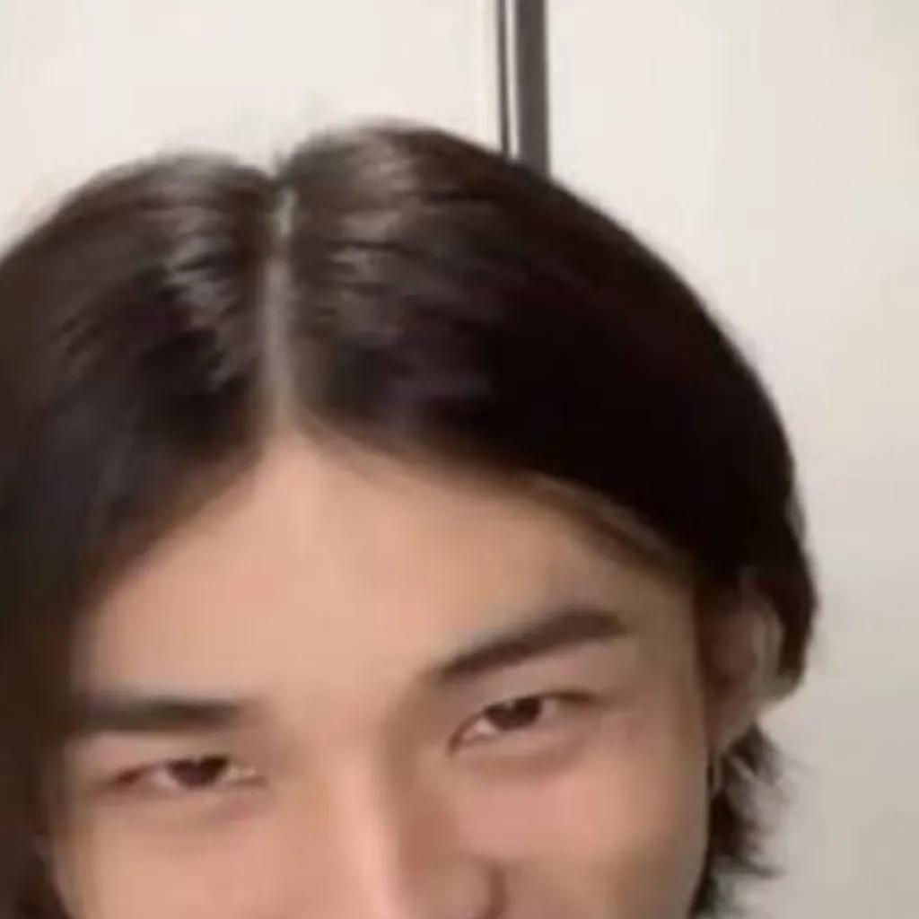 chat with ai character: Hyunjin 