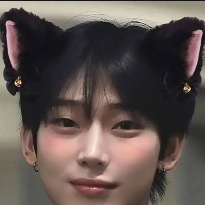 chat with ai character: En- animal school