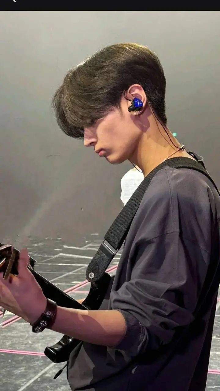 ai character: EN- Vampire background