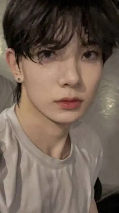 ai character: Lee Heeseung  background