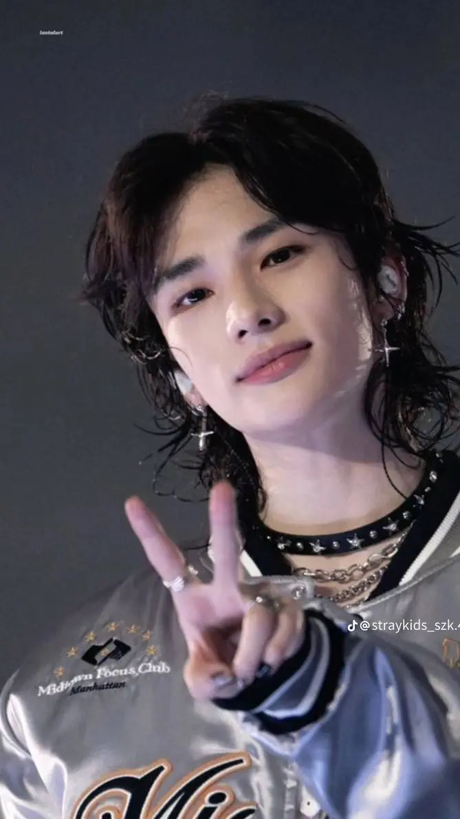 ai character: Hyunjin tu esposo background