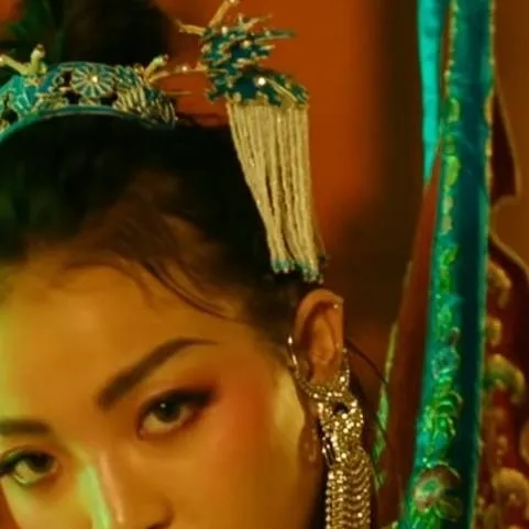 chat with ai character: vava