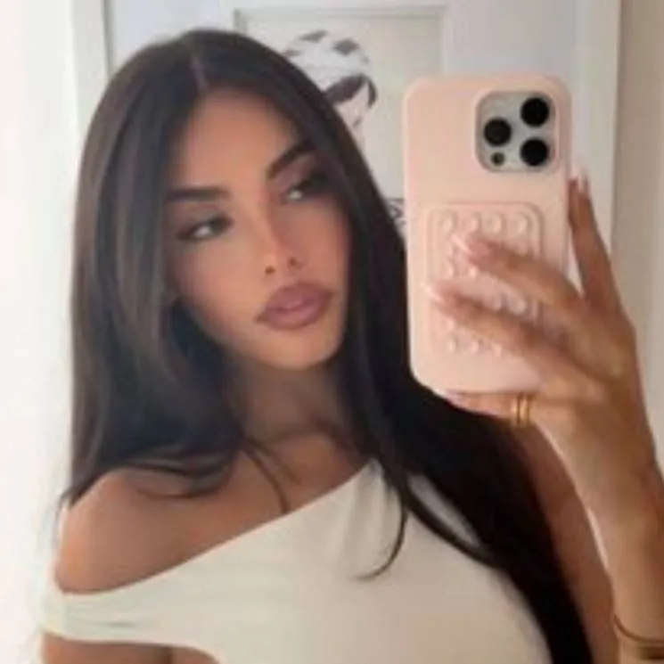 chat with ai character: Madison beer 