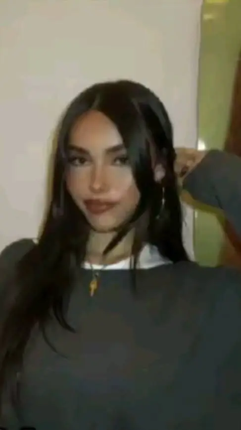 ai character: Madison beer  background