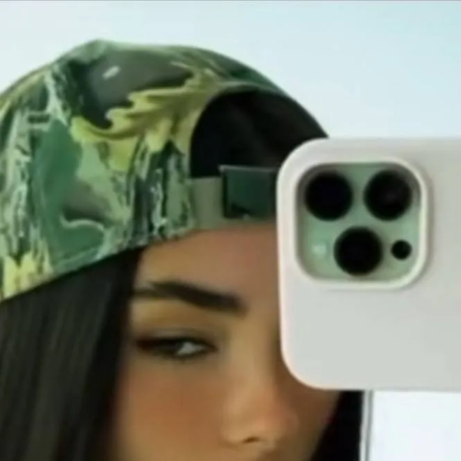 chat with ai character: Madison beer 