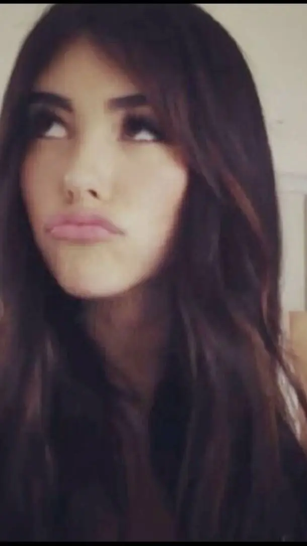 ai character: Madison beer  background