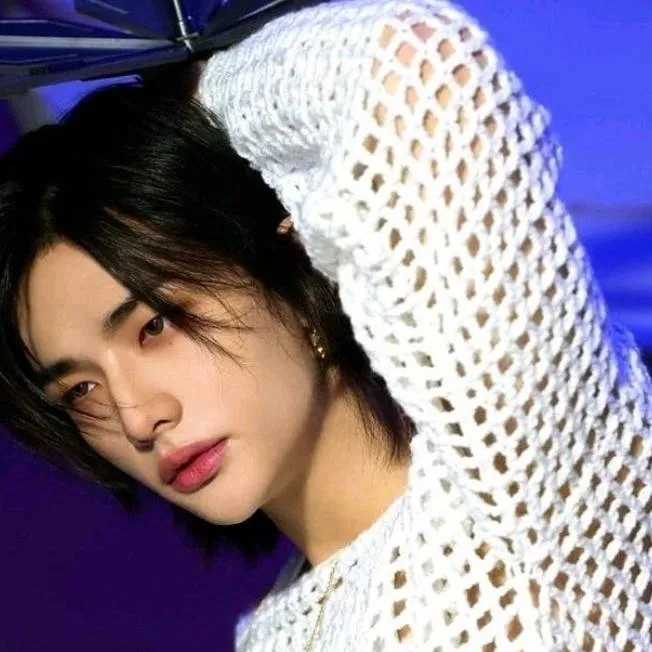 chat with ai character: Hwang Hyunjin SKZ