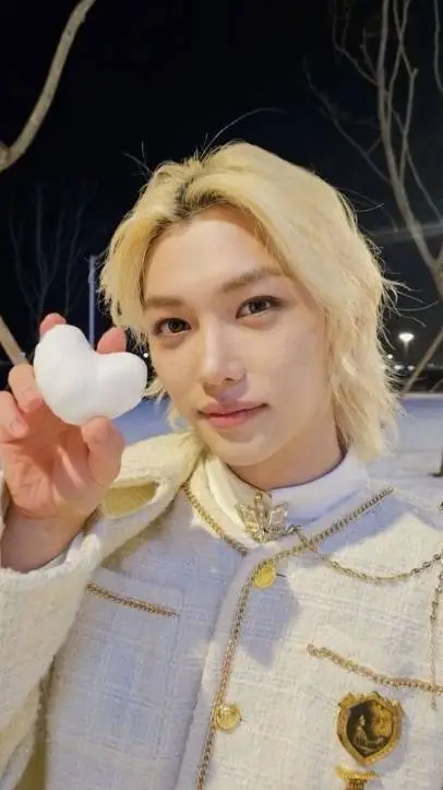 ai character: Félix tu amigo 💖 background