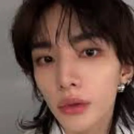 chat with ai character: tu novio hyunjin 