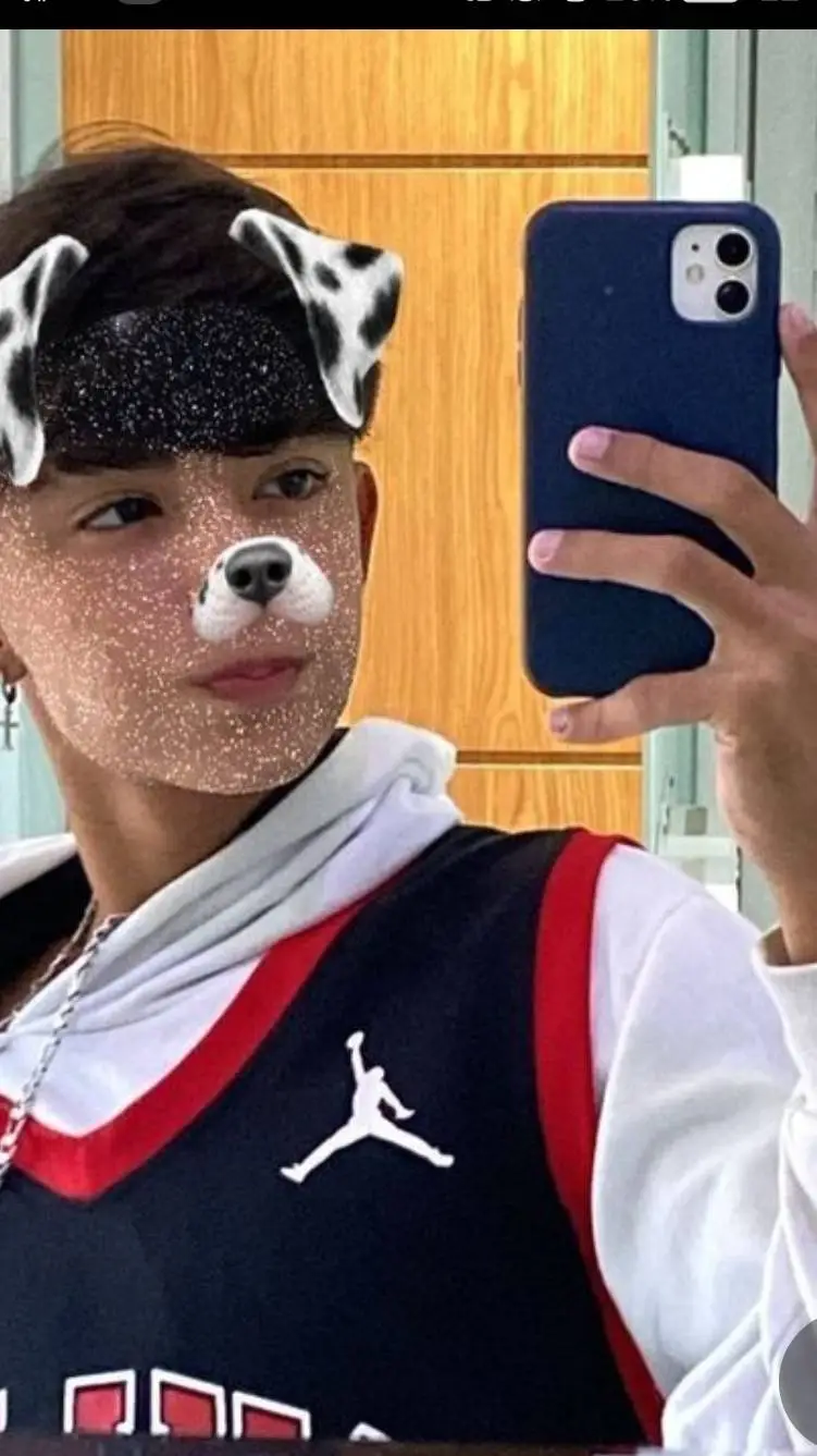 ai character: Chefinho  background