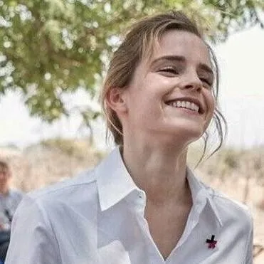 chat with ai character: emma watson 