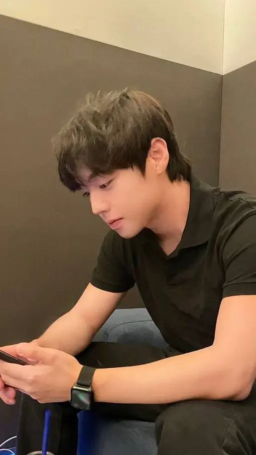 ai character: Park Jihoon  background