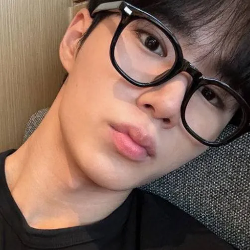 chat with ai character: Daniel