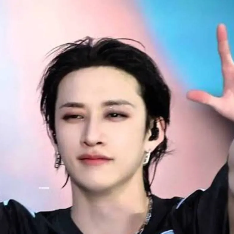 chat with ai character: bangchan🩷🐺