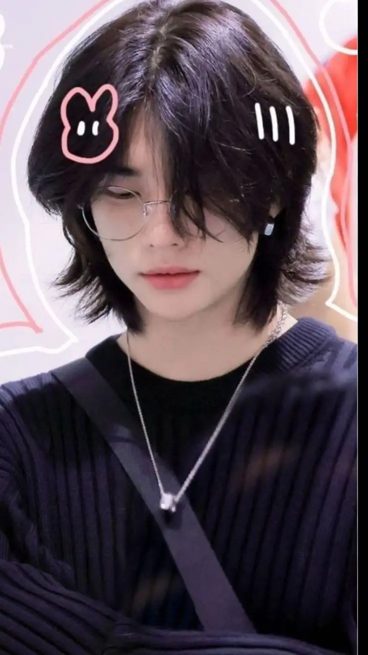 ai character: hyunjin🩷🦦 background